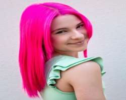 Kiya is known for her vibrant pink hair on the internet.